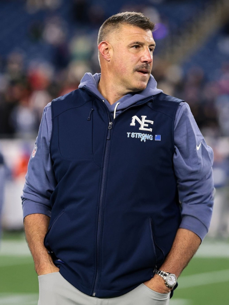 Breakdown of Mike Vrabel’s Navy Sideline Vest Look